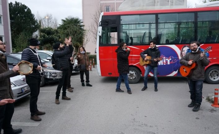 Müzik grubu sokaklarda ve mahallerde müzik çalıp şarkı söyleyerek ilerliyor