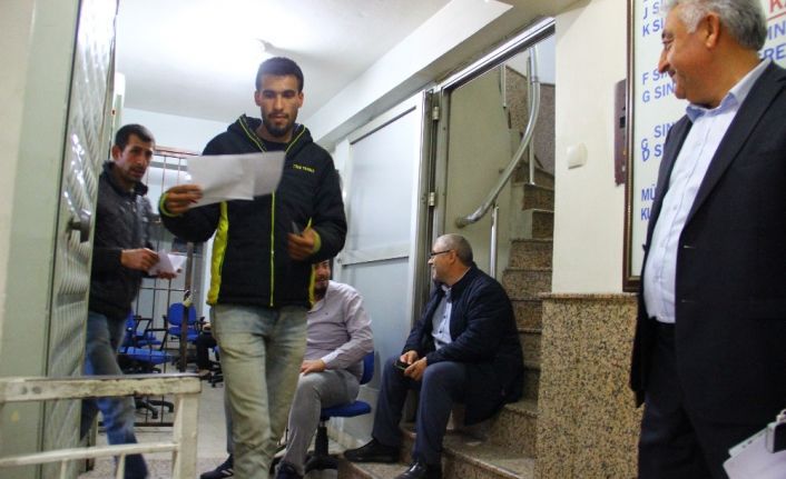 Noterler virüs nedeniyle nöbetleşe çalışınca, vatandaş saatlerce işlem sırası bekliyor