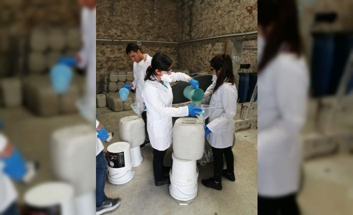 Öğrenciler korona virüse karşı günde 6 ton dezenfektan üretiyor