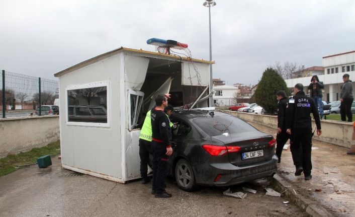 Otomobil güvenlik kulübesine girdi: 5 yaralı