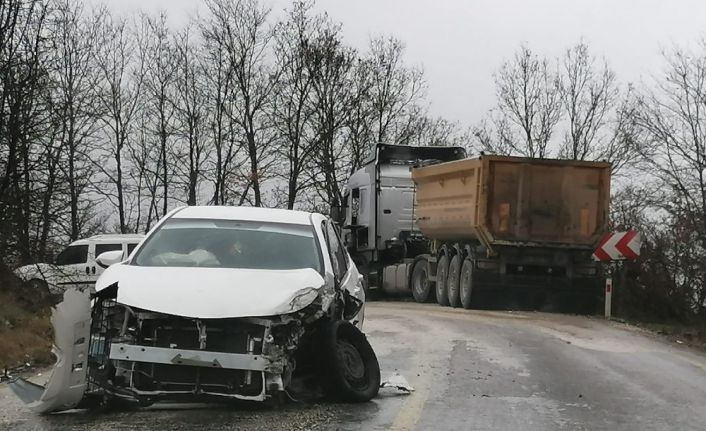 Otomobil ile kamyon kafa kafaya çarpıştı; 1 kişi yaralandı