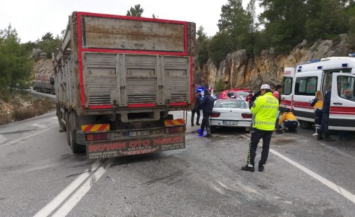 Otomobil kamyonla çarpıştı: 1 ölü, 1 yaralı
