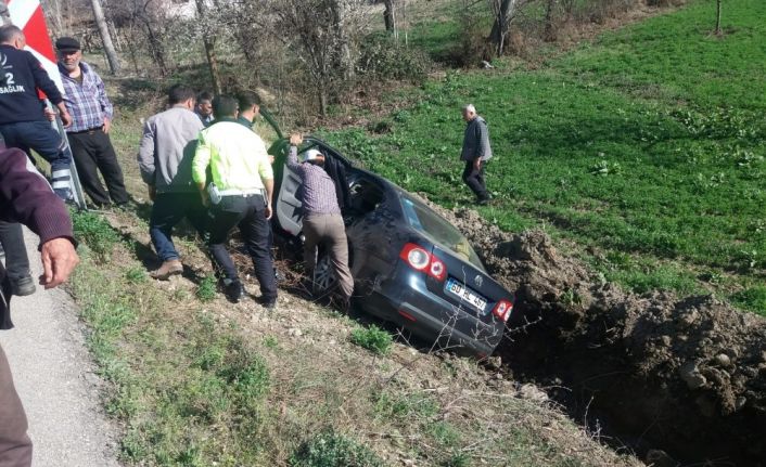 Otomobil şarampole devrildi: 4 yaralı