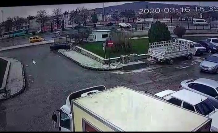 Otomobilin güvenlik kulübesine girdiği anlar kamerada