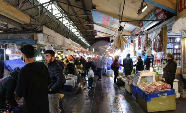 (Özel) Ankara’da korona etkisi: Meydan, cadde, sokak ve parklar boş kaldı