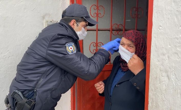 (Özel) Bankadan para çekmek isteyen 77 yaşındaki kadının yardımına polisler koştu