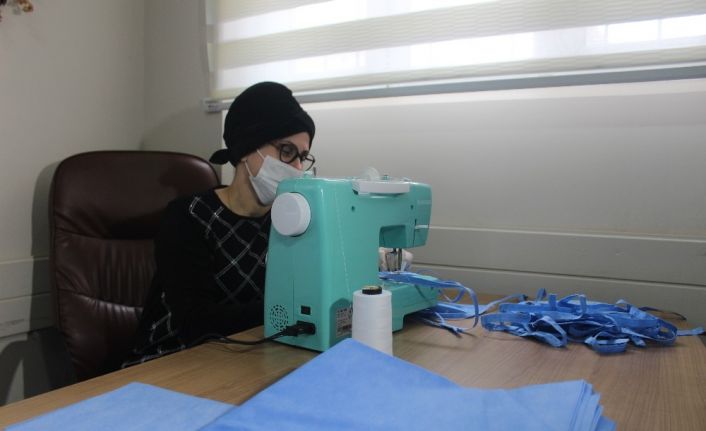(Özel) Bu mahallenin kadınları sağlık çalışanları için evlerinde maske dikiyor