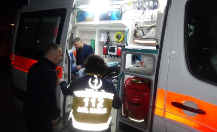 (Özel) Çarpışma sonrası kaldırıma vuran aracın yan yattığı kaza kamerada