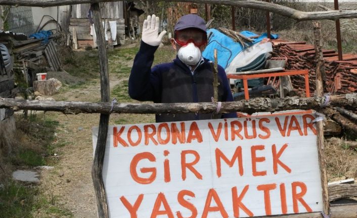 (Özel) Evinin önüne "Korona virüs var girmek yasaktır" yazdı