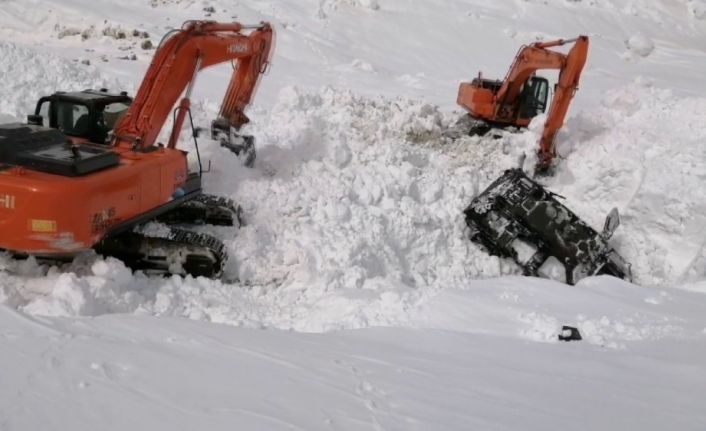 (Özel haber) Facianın yaşandığı bölgede çığ altında kalan araçlar çıkarılıyor