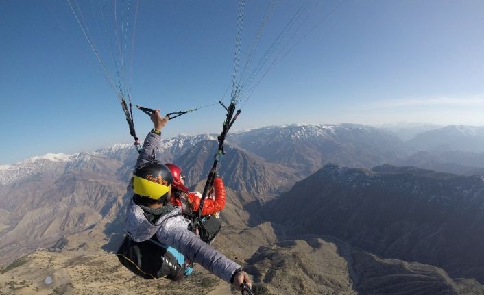 (Özel haber) Yamaç paraşütü kullanarak ilçeden il merkezine uçtular