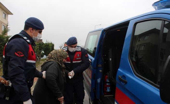 (Özel) Jandarma ekipleri yaşlılar için semt pazarına gidiyor, eczaneden ilaçlarını alıyor