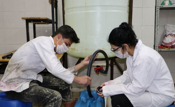 (Özel) Liseli öğrenciler 545 ton dezenfektanı yetiştirmek için fabrika gibi çalışıyor