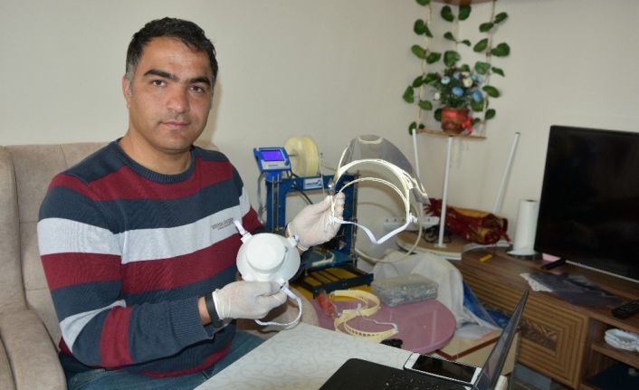 (Özel) Sağlık çalışanları için 3D yazıcıyla yüz koruyucu siper üretti