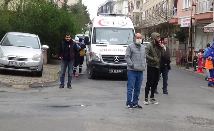 (Özel) Yangın nedeniyle evinde mahsur kalan yaşlı adamı itfaiye kurtardı