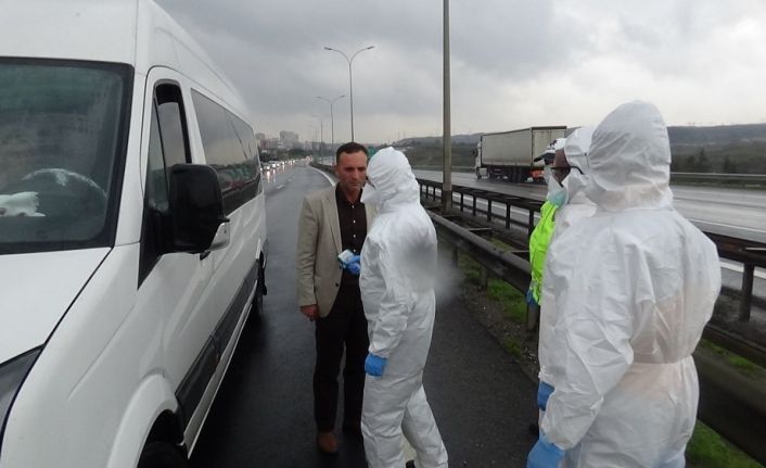 (Özel) Yasağa uymayıp yetki belgesiz Erzurum’a yolcu taşıyan minibüs sürücüsüne ceza