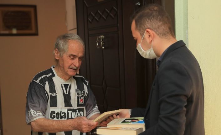 Pamukkale Belediyesi 65 yaş ve üstü vatandaşların evlerine kitap servisine başladı