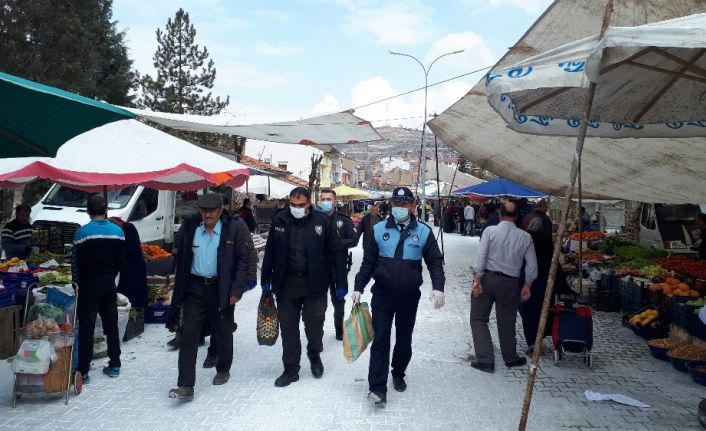 Pazar yerinde gezen 65 yaş üstü vatandaşlar polis tarafından alınıp evlerine bırakıldı