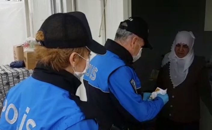 Polis 371 yaşlıya hizmet etti, maaşlarını bile çekip teslim etti