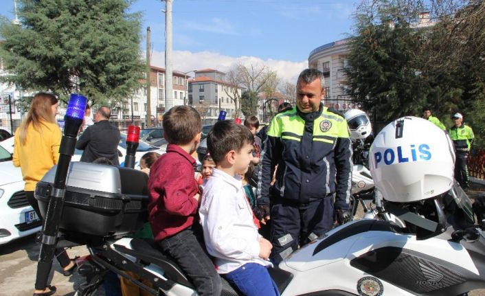 Polis abi ve ablalarına özendiler