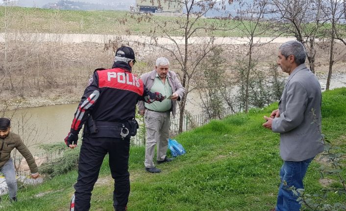 Polis “Ölmek mi istiyorsunuz?” diye uyardığı yaşlıları kolonya sıkarak evlerine gönderdi