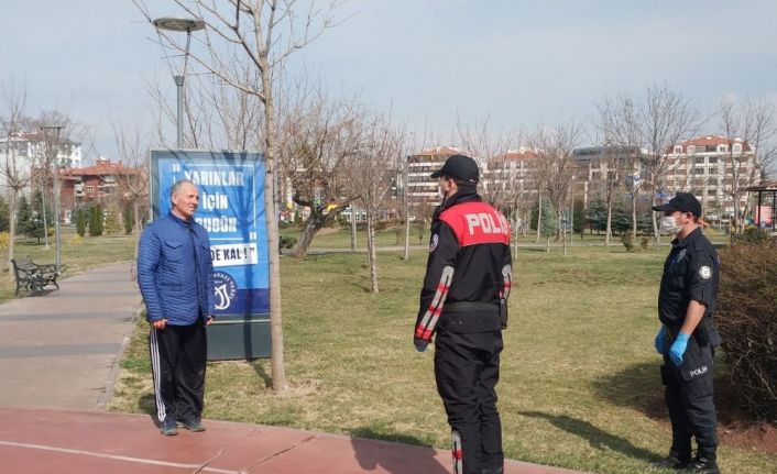 Polis park ve sokakları tek tek gezerek ‘Evde kal’ çağrısı yaptı