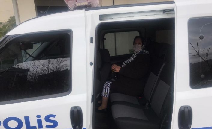 Polis, salgın riski altındaki yaşlıların ayağına gitti, banka işlemlerini halletti