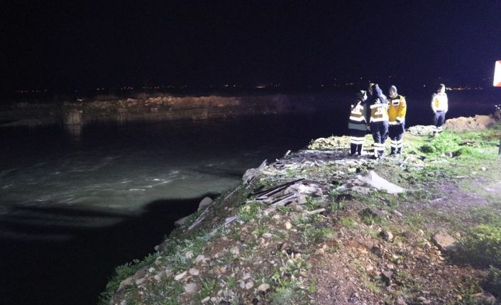 Polisten kaçan şüpheliler su kanalına uçtu