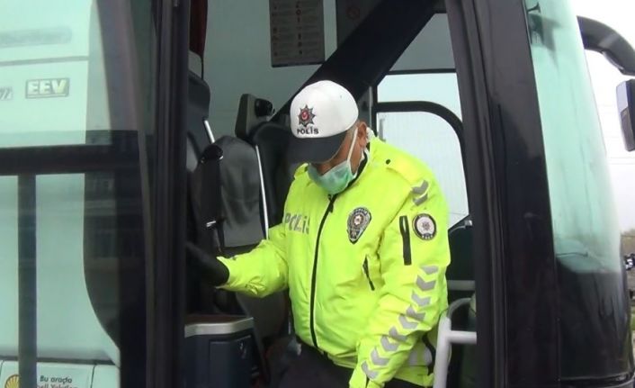 Polisten toplumsal mesafe ve maske uygulaması