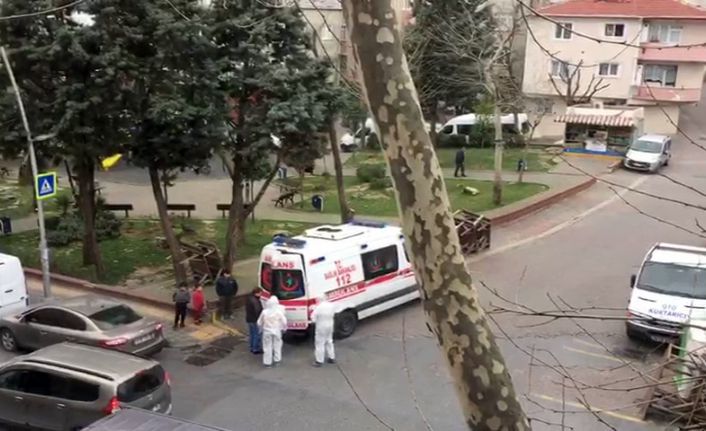 Sağlık ekipleri şüpheli vak’aya müdahale etti, evde kalması gereken çocuklar o anları izledi