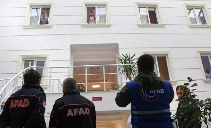 Sakarya’da yurtta karantina altında olan öğrencilerden ve vatandaşlardan moral alkışı