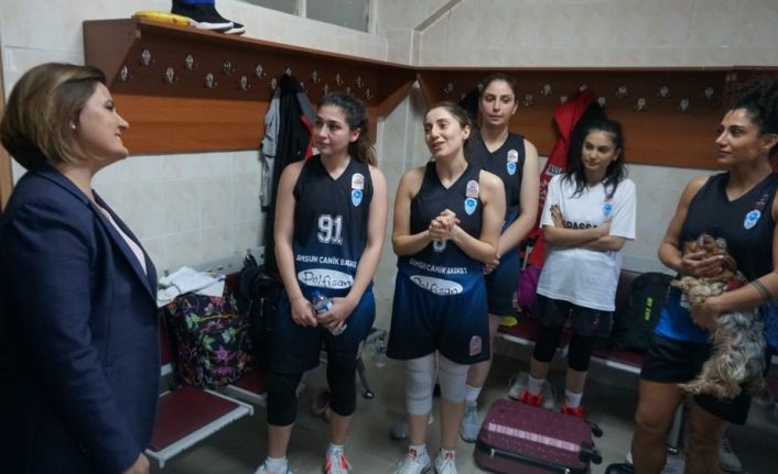 Samsunlu kadın basketçilerden Başkan Hürriyet’e büyük ilgi