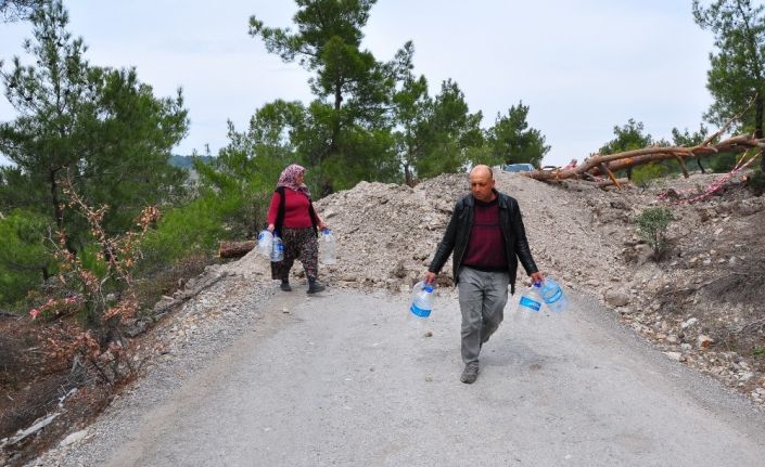 Şifalı suyun yolu Korona virüs nedeniyle kapatıldı ama aldırış etmediler