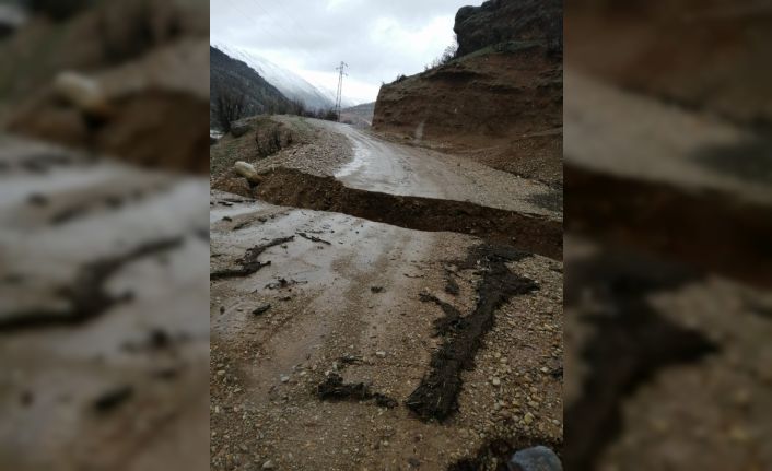 Siirt’te aşırı yağışlar heyelana neden oldu, işçiler ve araçlar yolda mahsur kaldı