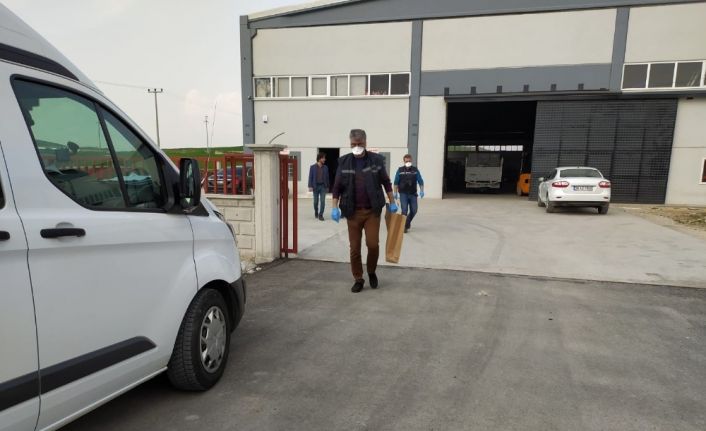 Silahla fabrika basıp kaçtılar, sonra geri gelip polise teslim oldular