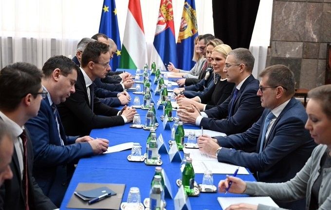 Sırp İçişleri Bakanı Stefanovic, göçmen akınına karşı sınıra güvenlik güçleri yığdı