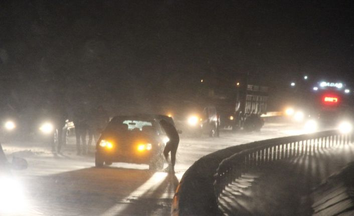 Sivas’ta kar ulaşımda aksamalara neden oldu