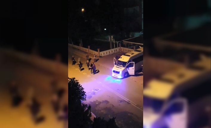 Sokak ortasında ‘erik dalı’ oynayarak sağlık çalışanlarına ‘destek’ verdiler,  sosyal mesafeyi unuttular