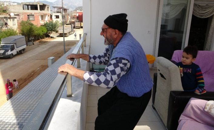 Sporunu evde yapıyor, akranlarına da "Evde Kal" diyor