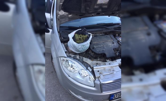 Şüpheli aracın motor kısmından 475 gram uyuşturucu çıktı