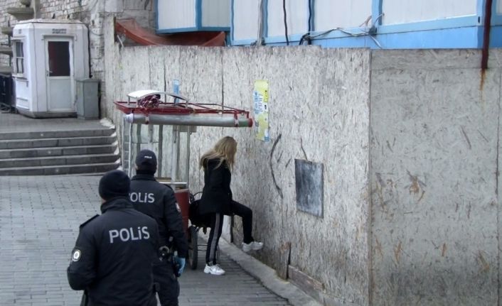 Taksim’de hastaneden kaçan korona virüs şüphelisi genç kız, polisi alarma geçirdi