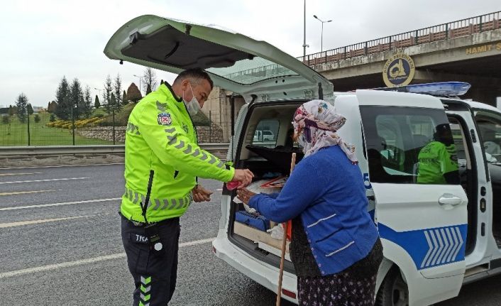 Tanker yangınına bakan trafik ekipleri adres soran yaşlı kadını gideceği yere bıraktı