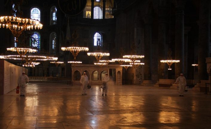 Tarihi Ayasofya Müzesi dezenfekte edildi