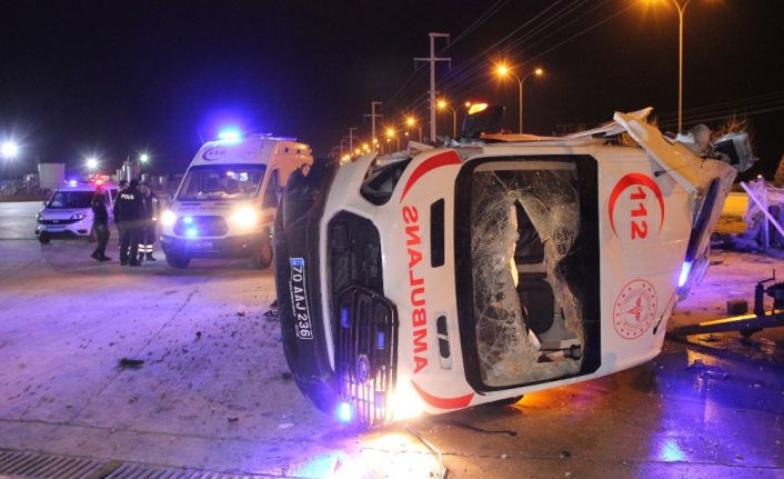 Tekeri patlayan ambulans beton bariyere çarparak fabrika bahçesine devrildi: 3 yaralı