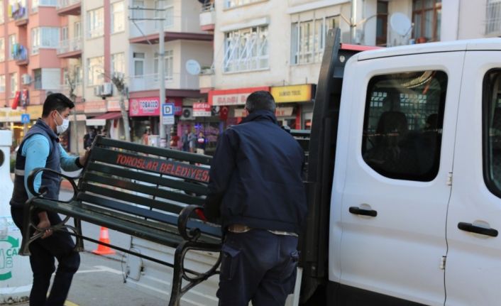 Toroslar’da banklar kaldırıldı