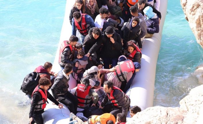 Türk sahil güvenlik botlarını gören Yunan botları, aldıkların göçmenlerin botunun anahtarını geri verdi