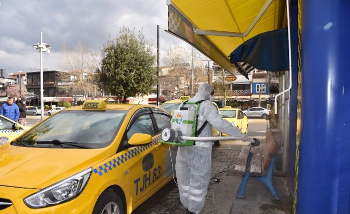 Tuzla’da korona virüsüne karşı temizlik çalışmaları hız kesmeden devam ediyor