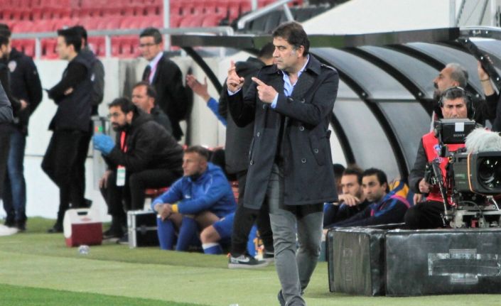 Ünal Karaman: “Şampiyonluğa oynayan kadroya verdiğim emekle, küme düşme potasındaki takıma vereceğim emek arasında hiçbir fark yok”