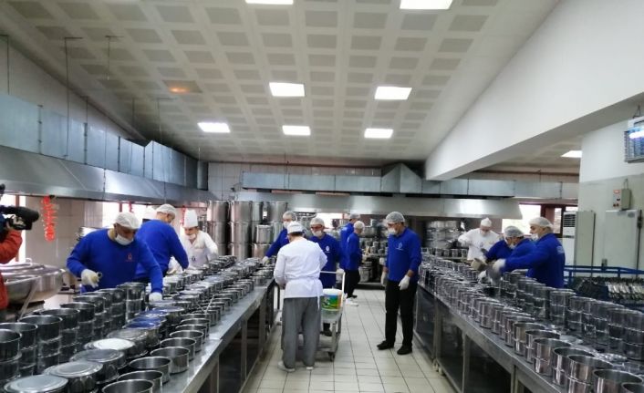 Üsküdar’da yaşlı ve kronik hastalara dev kazanlarda pişirilen yemekler dağıtılıyor