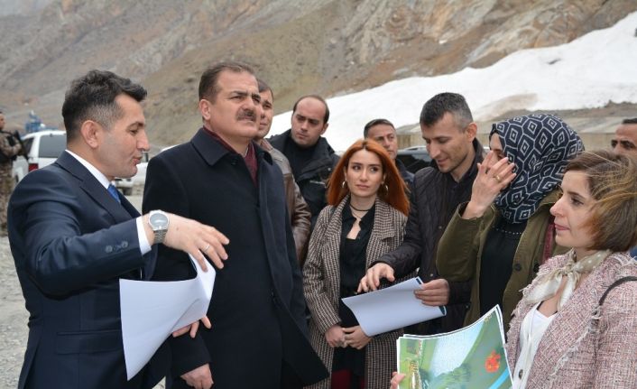 Vali Akbıyık, Zap Vadisi üzerinde yapılacak sosyal rekreasyon tesisleri projesini yerinde inceledi